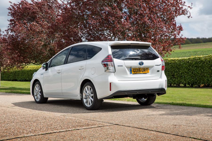 Toyota Prius + 2015 года  (UK) (фото 15 из 25)
